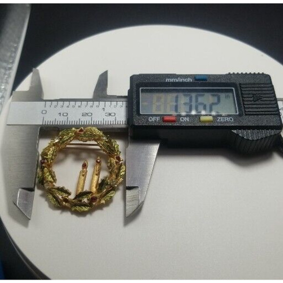 Vintage Brooch Christmas Wreath, Candles Pin Gold Tone Red Rhinestone, Gift Box - Picture 5 of 5